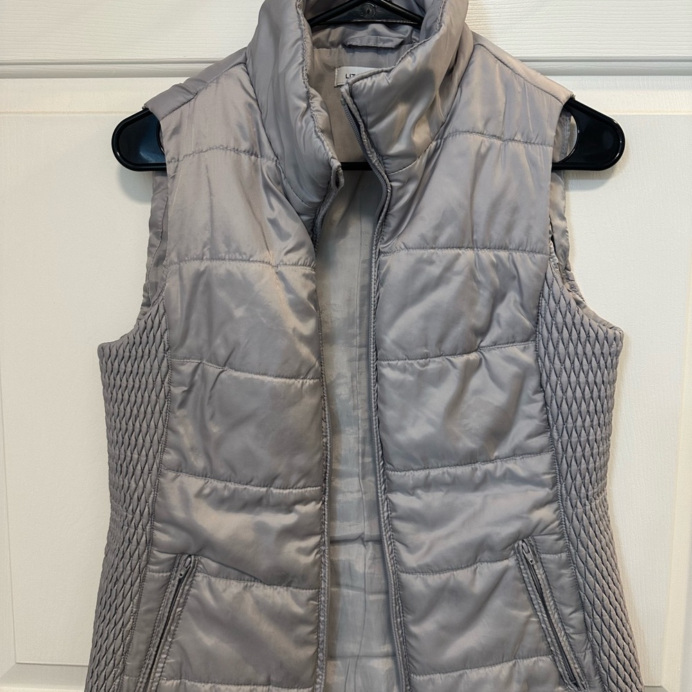 0025 Liz Claiborne Women's Light Gray Puffer Vest size‎ small